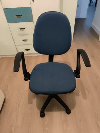 Silla de oficina giratoria azul