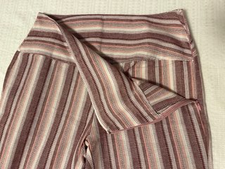 Pantalones de rayas rosas, blancos y morados