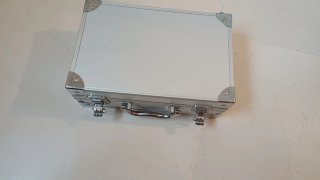 Caja metálica con cierre y asa
