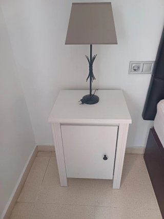 Comoda, mesitas de noche y lamparas