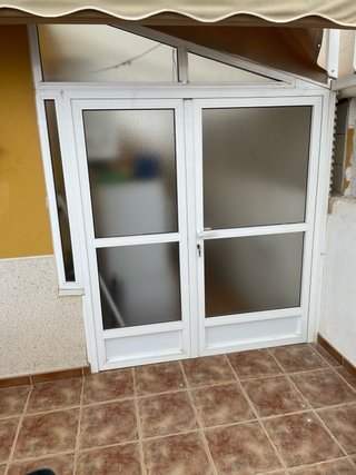 Puerta de Aluminio con Estructura