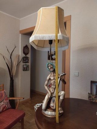 Lámpara Antigua con Figura de Músico