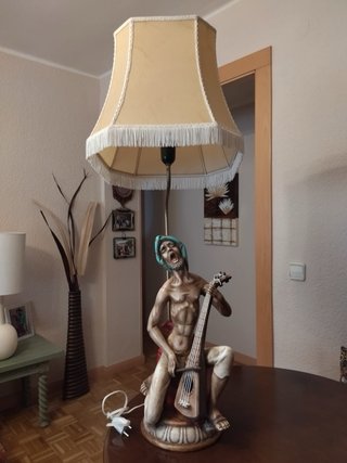 Lámpara Antigua con Figura de Músico