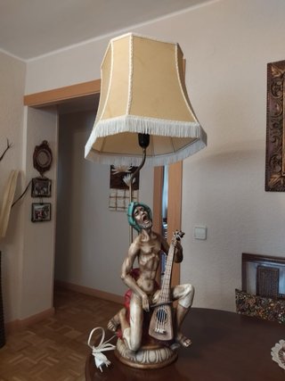 Lámpara Antigua con Figura de Músico