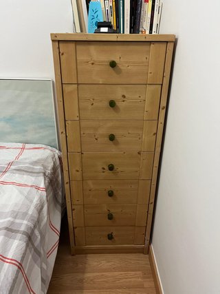 Cómoda estrecha de madera