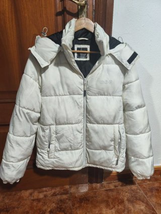Chaqueta Bershka acolchada blanca y negra