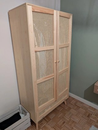 Armario de madera y ratán
