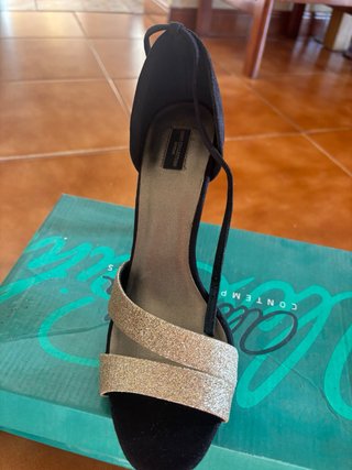 Zapatos de tacón negros y dorados talla 40