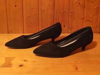 ZAPATO SALÓN NEGRO ANTE TACÓN BAJO N°39.