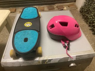 Monopatín y Casco Rosa