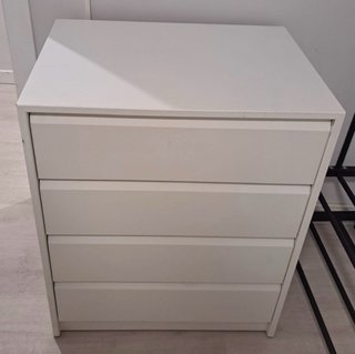 Cómoda blanca de madera
