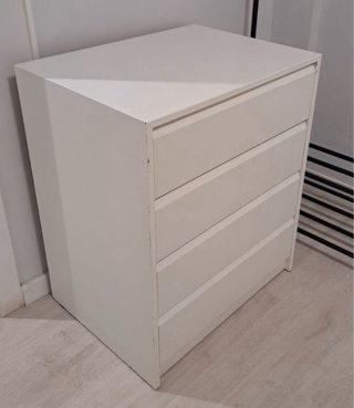 Cómoda blanca de madera