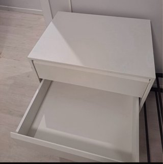 Cómoda blanca de madera