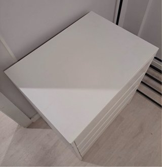 Cómoda blanca de madera