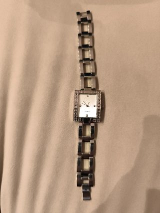 Reloj plateado con detalles brillantes poner pila