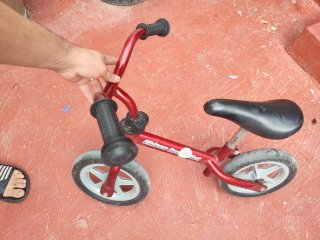 Bicicleta de equilibrio infantil roja