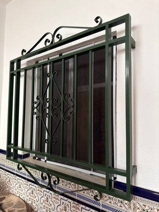 Reja de hierro verde.
