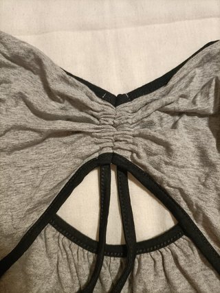 Camiseta Gris con Estampado Floral
