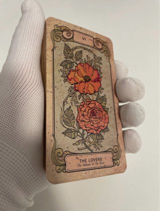Baraja de tarot botánico con bordes dorados