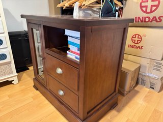Mueble de TV de salón madera con puesta de cristal