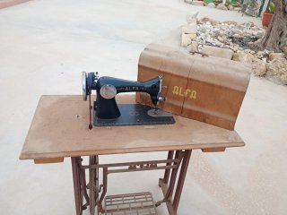 Máquina de Coser Antigua Alfa