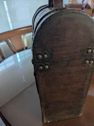 Baúl de Madera con Relieve