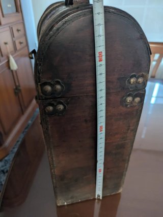 Baúl de Madera con Relieve