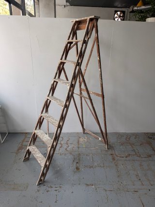 Escalera de madera plegable