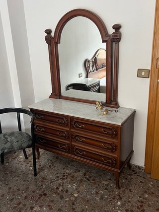 Cómoda de madera con tapa de mármol