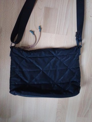 Bolso negro acolchado bandolera