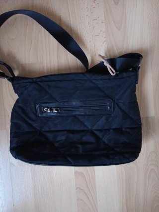 Bolso negro acolchado bandolera