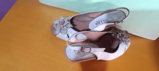 Zapatos de piel Pitillos mujer beige con adorno.