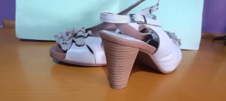 Zapatos de piel Pitillos mujer beige con adorno.