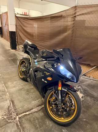 Yamaha R1 Negra y Dorada