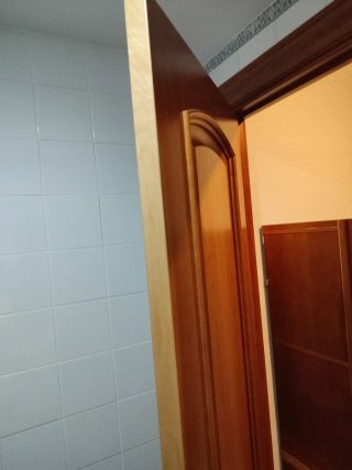 Puerta de madera con marco