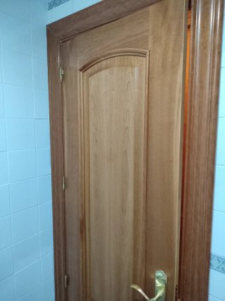 Puerta de madera con marco