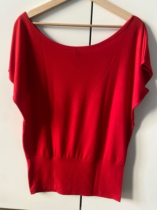 Camiseta Roja con Detalle Floral