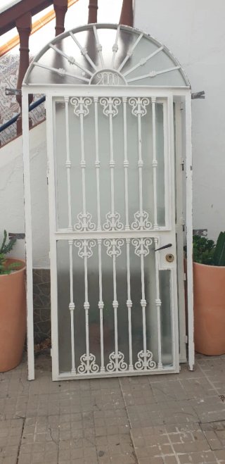 Puerta Metálica de Forja Antigua con Reja y Arco