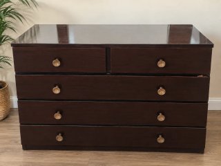 Cómoda antigua de madera oscura con espejo