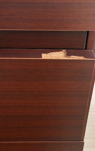 Cómoda antigua de madera oscura con espejo
