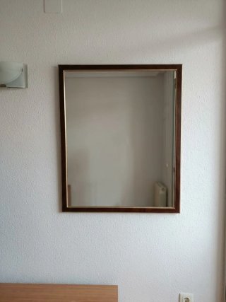 Cómoda antigua de madera oscura con espejo