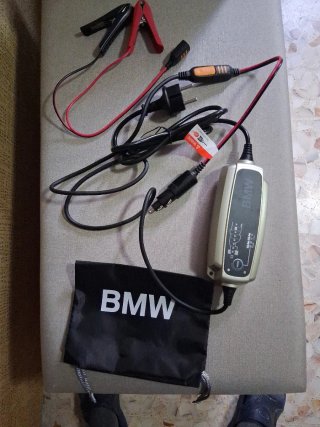 Cargador Batería BMW Moto. Sin usar apenas.