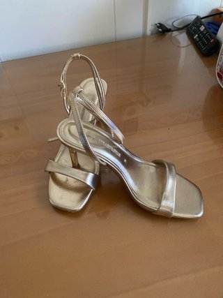 Sandalias Stradivarius doradas talla 35