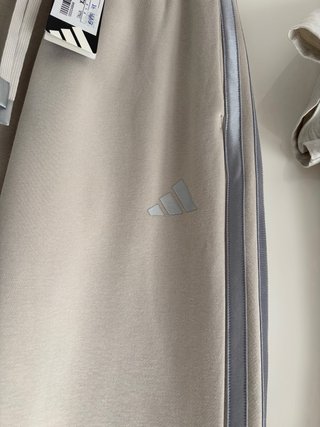 Conjunto Adidas Beige/Gris Pantalón y Camiseta