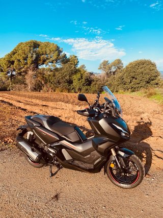 Honda ADV 350 vendo por cambio cilindrada superior