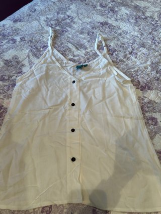 Camiseta blanca con botones