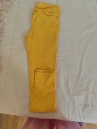 Pantalón vaquero amarillo