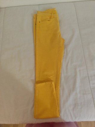Pantalón vaquero amarillo