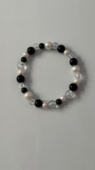 Pulsera hecha a mano perlas negras y blancas
