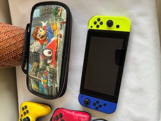 Nintendo Switch Azul y Amarillo + 11 juegos